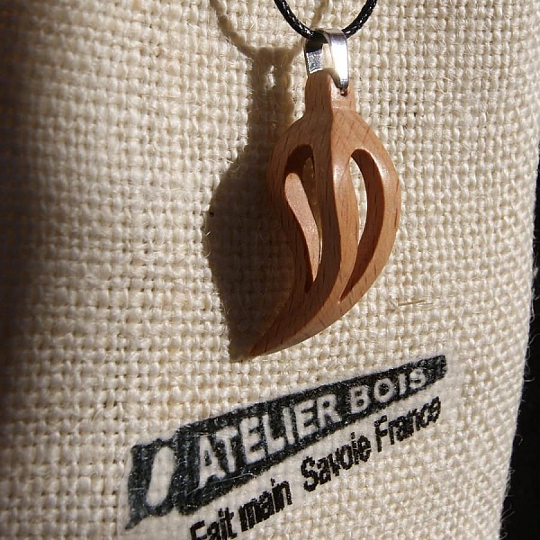 pendentif plume ou feuille evid&eacute;e en hetre cir&eacute; bijou ethique en bois, bijou nature fait main