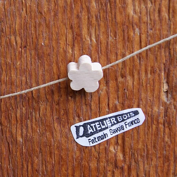 perleblomst i massivt tre for &aring; male barnekjede, krans, h&aring;ndlaget