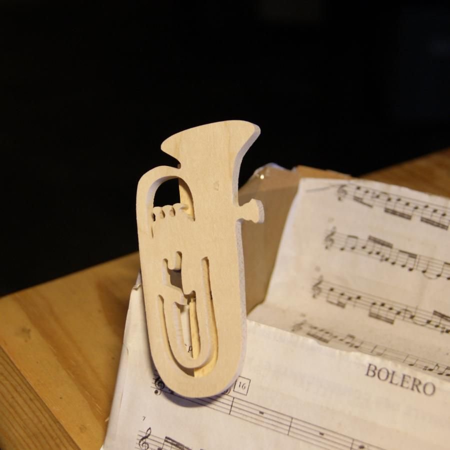 musikklipp for tuba figur, musikerens gave, tubaspiller håndlaget i massivt tre