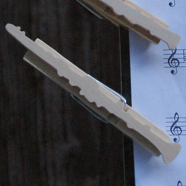 klarinettmusikklipp h&aring;ndlaget av massivt tre, gave til klarinettspillere