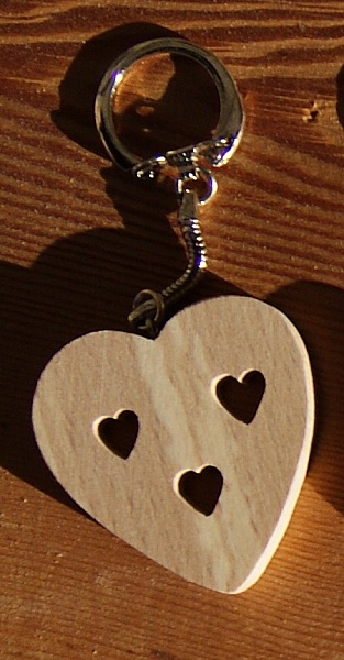 hjerte og hjerteformet n&oslash;kkelring, valentinsdag, trebryllup, h&aring;ndlaget massivt treverk