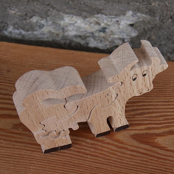 Puslespill i tre 4 biter massivt b&oslash;ketre ku, h&aring;ndlaget, bondeg&aring;rds dyr