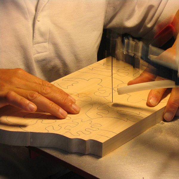 Serviettring sn&oslash;mann og hans kost h&aring;ndlaget massiv b&oslash;k, juleborddekorasjon