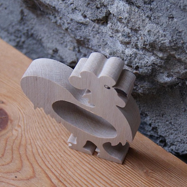 Serviettring hane h&aring;ndlaget i massivt treverk