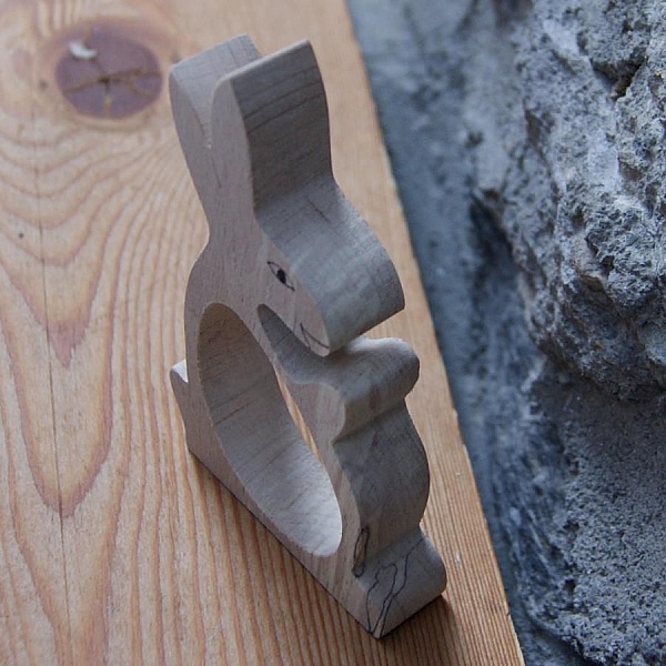 H&aring;ndlaget serviettring av kanin i massivt tre