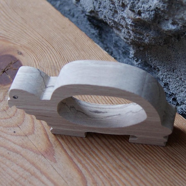 Serviettring skilpadde h&aring;ndlaget massivt treverk