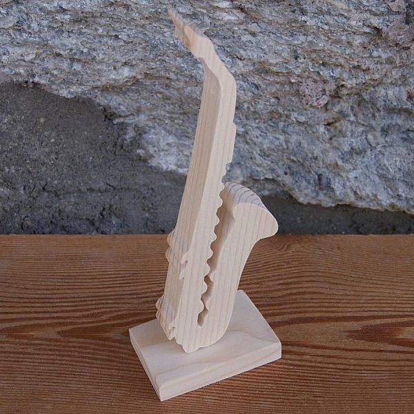 saksofon p&aring; stativ, bryllupsborddekorasjon