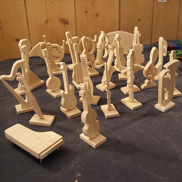 tuba montert p&aring; en massiv trebase bryllupsdekorasjon musikk tema h&aring;ndlaget musiker gave