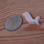 Miniatyr delfin figur 2,5 x 2,7 cm i tre, håndlaget