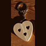 hjerte og hjerteformet nøkkelring, valentinsdag, trebryllup, håndlaget massivt treverk