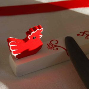 porte couteau agrémenté de sa petite poule rouge